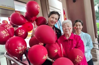 紅旗昭昭迎風(fēng)展 燕達(dá)歡騰迎國慶——燕達(dá)長輩剪紙映初心，丹心獻(xiàn)祖國